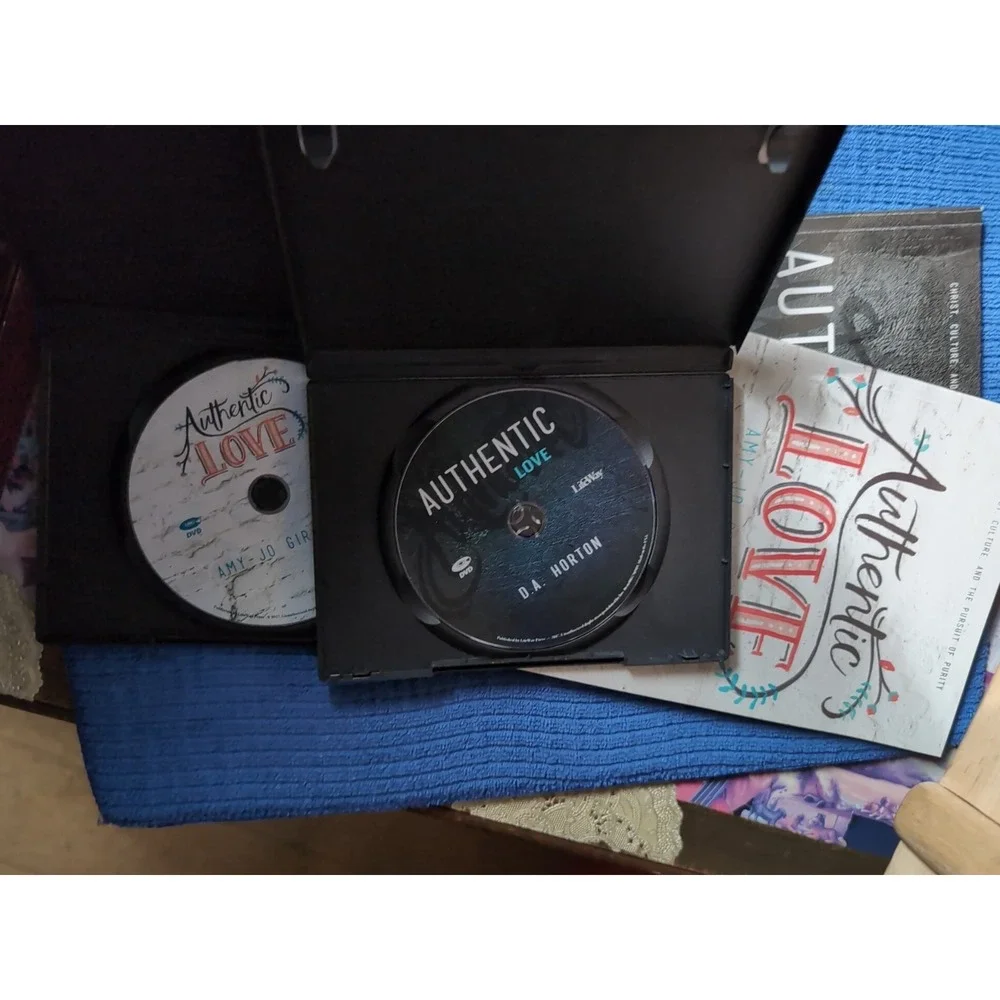 LifeWay Authentic Love Bible Study Leader Kit‎ Girls/Guys Christ (Has Writing)
